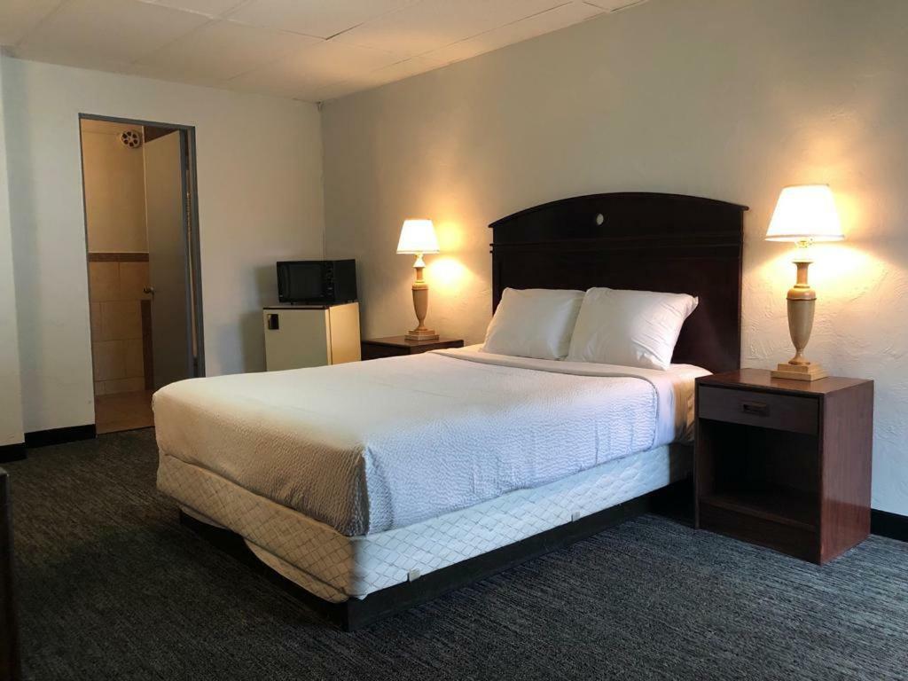 Super Value Hotel *